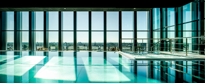 Binnenzwembad van Fletcher BLUE Wellnessresort Leiden
