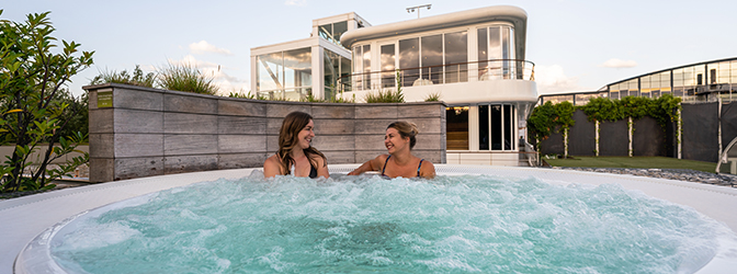 Buiten bubbelbad van Fletcher Wellness-Hotel Brabant-Mill
