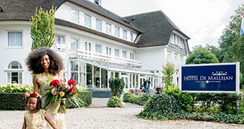 Moeder met kind voor Fletcher Hotel-Restaurant De Mallejan