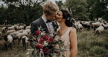 man en vrouw trouwen duinen met schapen