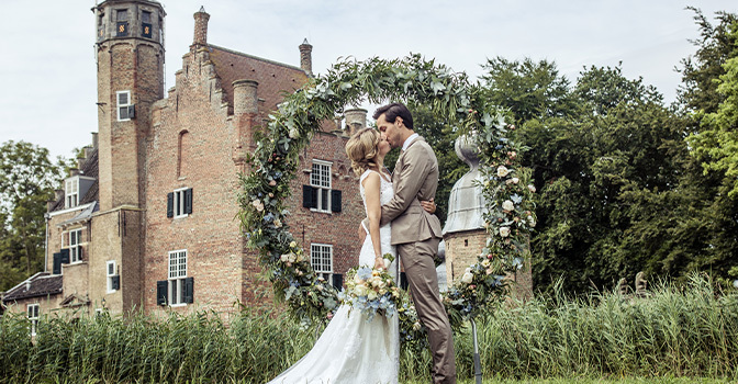 Bohemian chic: een betoverende en natuurlijke bruiloft bij een kasteel in Nederland 