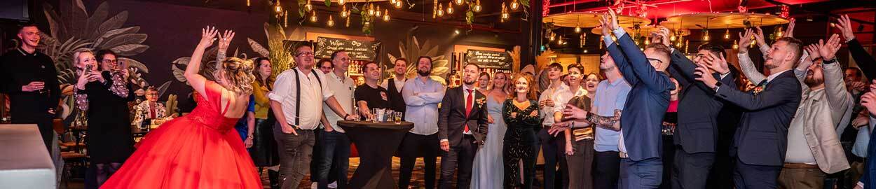 bruid gooit het boeket