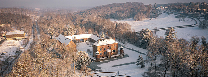 672 x 250 Fletcher Hotel Restaurant Kasteel Erenstein Exterieur Pand Luchtfoto Sneeuw