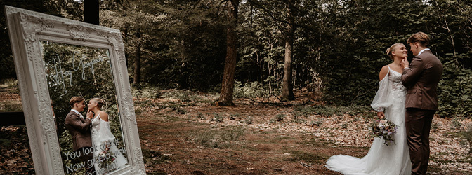 672 x 250 Foto bruidspaar in spiegel trouwen styled shoot