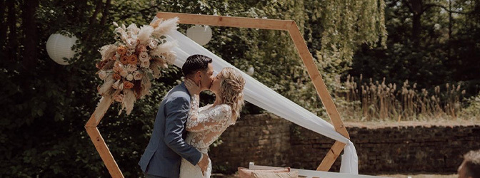 672 x 250 Renesse Trouwen Styled Shoot Bruid en Bruidegom