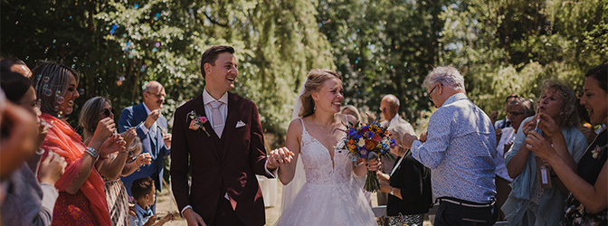 672 x 250 Renesse Styled Shoot trouwen bruidspaar met boeket