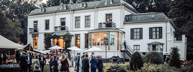 672 x 250 Huis Te Eerbeek Trouwen Styled Shoot Bruiloft Buiten het pand
