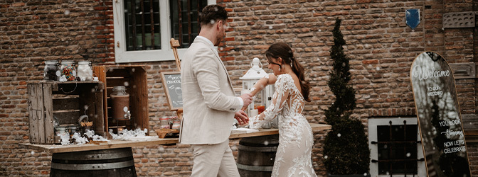 672 x 250 Slot Moermond styled shoot buiten