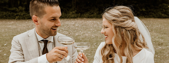 672 x 250 Proosten champagne Styled Shoot Fletcher Trouwen