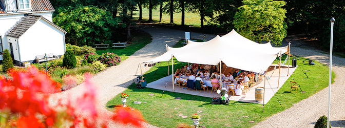 672 x 250 Huis Te Eerbeek Trouwen Luchtfoto Tent Buiten