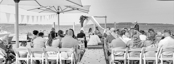 672 x 250 Ceremonie Veerse Meer Zwart Wit Styled Shoot