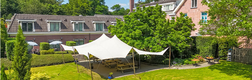 tent in de tuin van boshotel