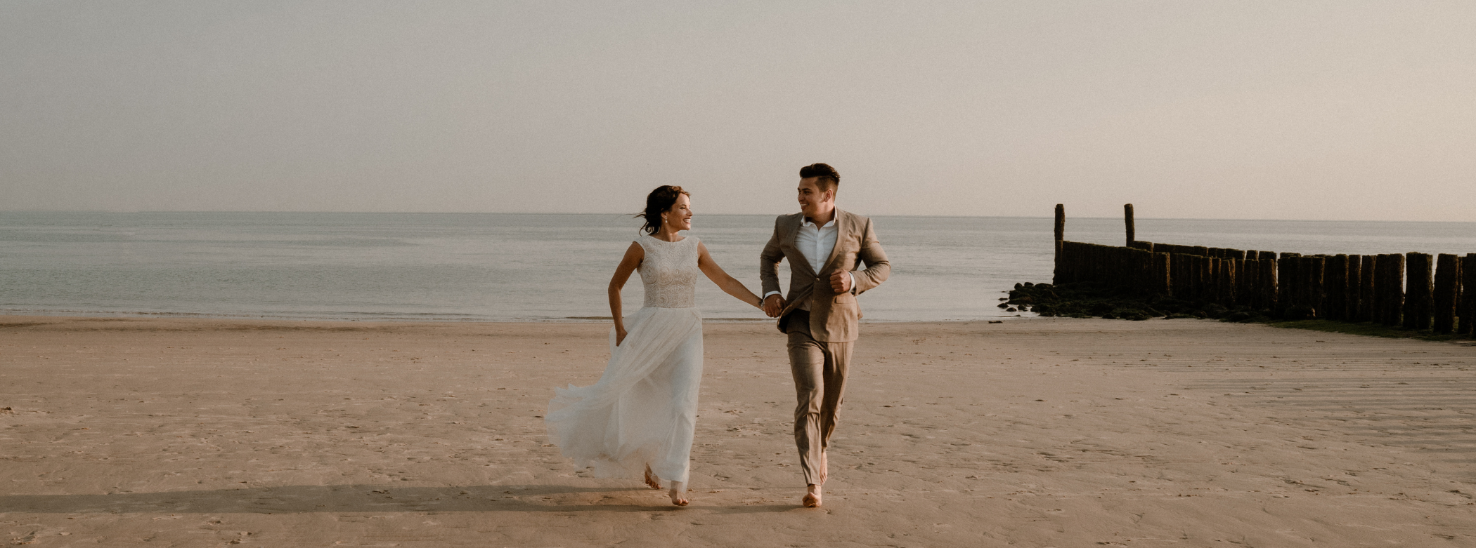 Bruidspaar op strand 672x250 