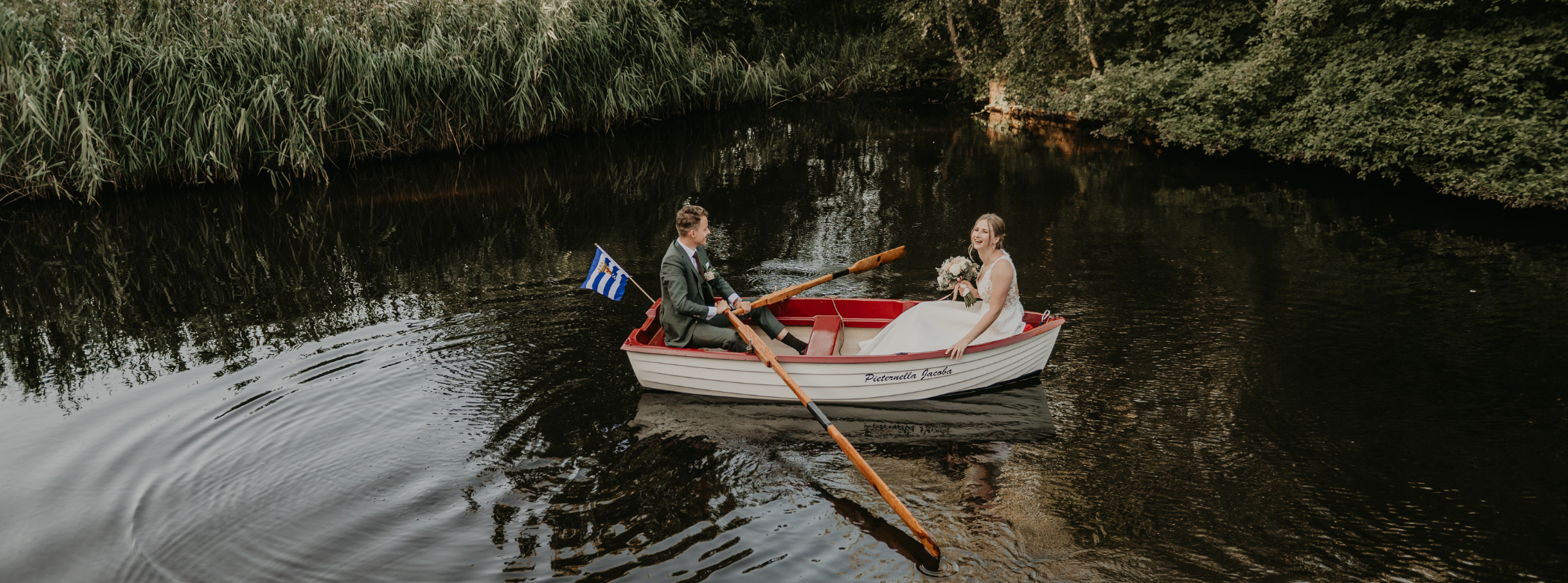 672x250 bruidspaar in bootje