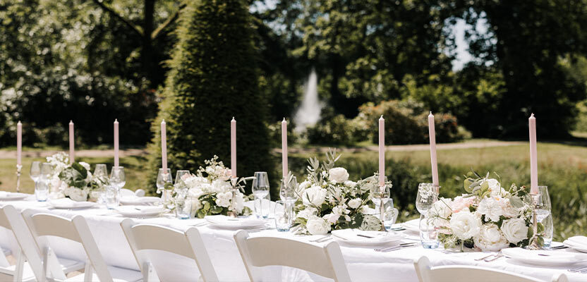 Luxe tafel gereed voor het trouwdiner