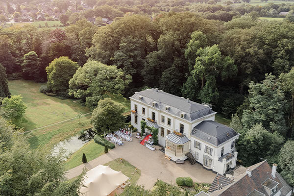 luchtfoto van Fletcher Hotel-Landgoed Huis te Eerbeek in Eerbeek