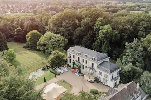 Luchtfoto van Fletcher Hotel-Landgoed Huis Te Eerbeek in Eerbeek