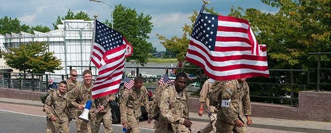 Amerikaanse militairen die meelopen met de Nijmeegse Vierdaagse