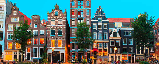 Huizen aan de grachten van Amsterdam