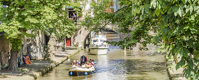 Varen in de oudegracht van Utrecht