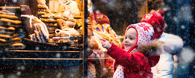 Kind wijst naar een lekkernij met kerst