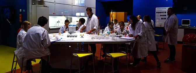 Mensen met witte jassen in NEMO Science Museum