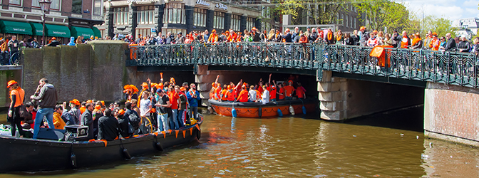 Koningsdag in de grachten van Amsterdam