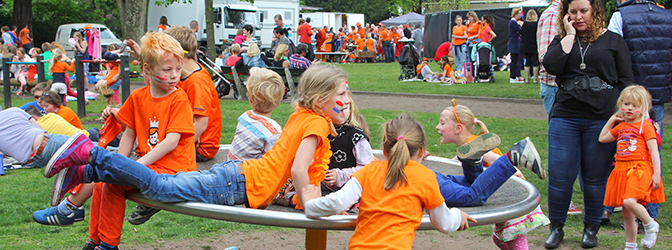 Kinderen oranje gekleed op Koningsdag