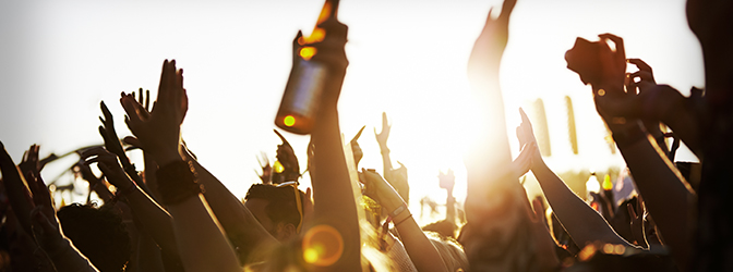 Handen in de lucht tijdens een festival