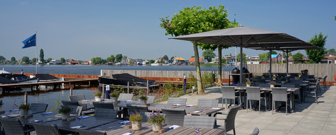 Terras aan de Loosdrechtse Plassen