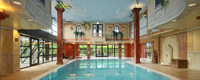 Binnenzwembad van Fletcher Wellness-Hotel De Hunzebergen