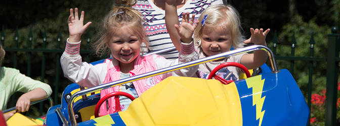 Kinderen in een attractie van Amusementspark Tivoli