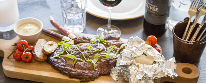 Vlees Josper Houtskooloven bij Bar Bistro DuCo