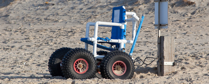 Rolstoel op het strand in Zeeland