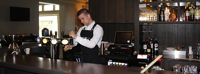 Barman bij Fletcher Hotel-Restaurant Het Witte Huis