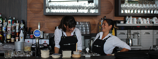 Personeel achter de bar van Fletcher Hotel-Restaurant De Wageningsche Berg