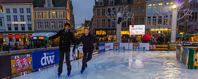 Schaatsers op de kerstmarkt in Brugge