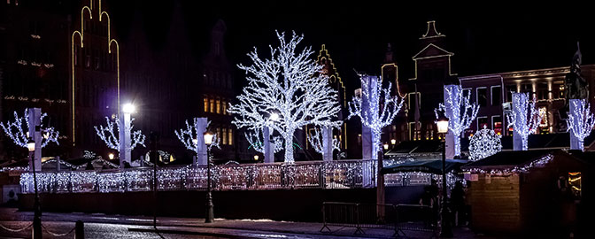 Verlichte bomen in Brugge