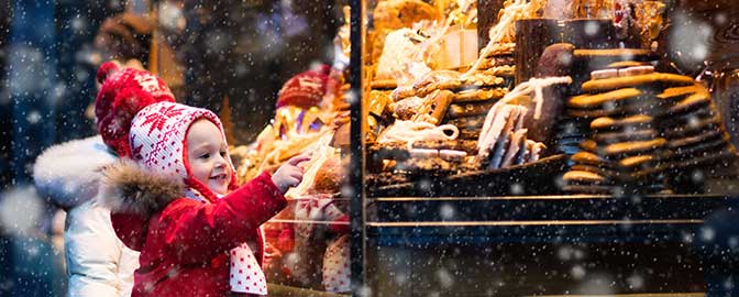 Kind wijst naar een lekkernij met kerst