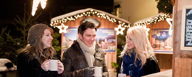 Gluhwein drinken op de kerstmarkt van Oberhausen