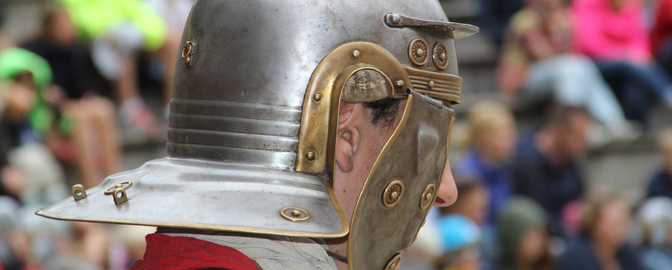 Man in een ridderpak bij Archeon