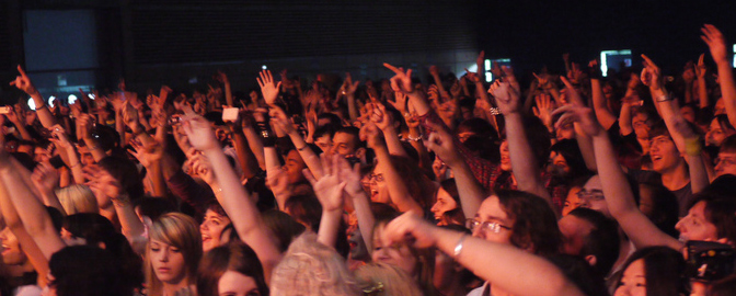 Feestend publiek in Wageningen