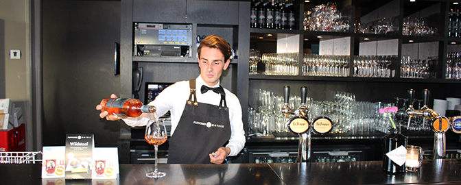 Barman schenkt glas wijn in bij Fletcher Hotel-Restaurant Nautisch Kwartier