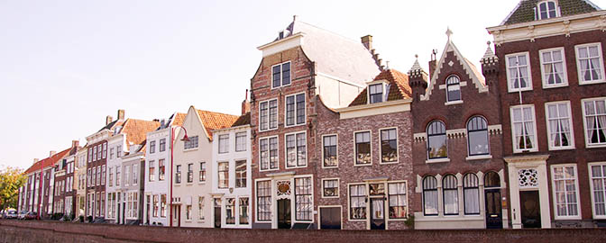 Huizen langs de grachten van Middelburg