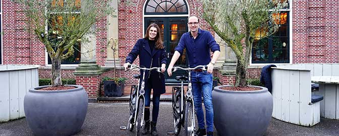 Eddy Guijt en zijn vrouw met fietsen aan de hand