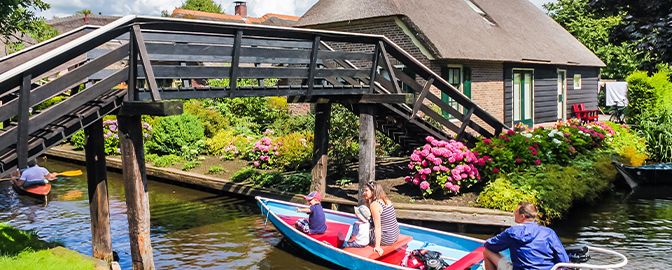 Bootje varen door de omgeving van Giethoorn