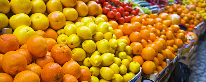 Citroenen en sinaasappels op de markt