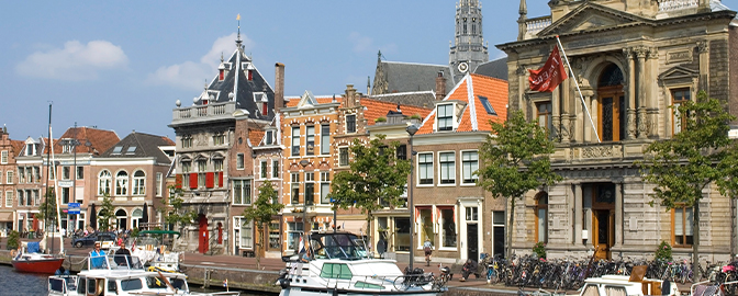 Huizen aan de grachten van Haarlem