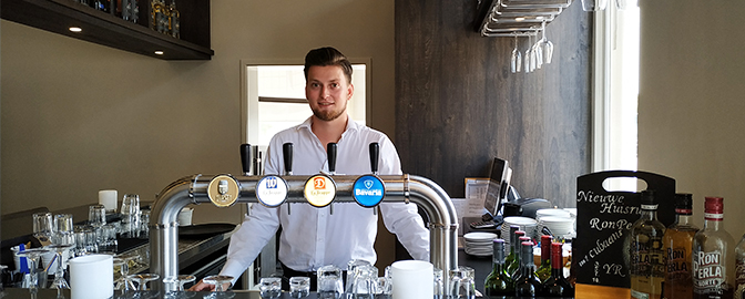 Joey achter de bar bij Fletcher Hotel-Restaurant Middelburg